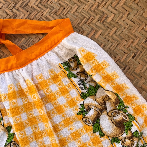 VINTAGE COTTAGE-CORE ORANGE CHECKERED MUSHROOM HALF APRON - Picture 11 of 11
